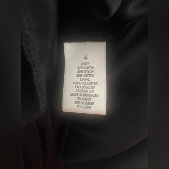 Luxe by Carmen Marc Valvo navy blue lace dress with a v-neckline black hem row 4 - Picture 7 of 8